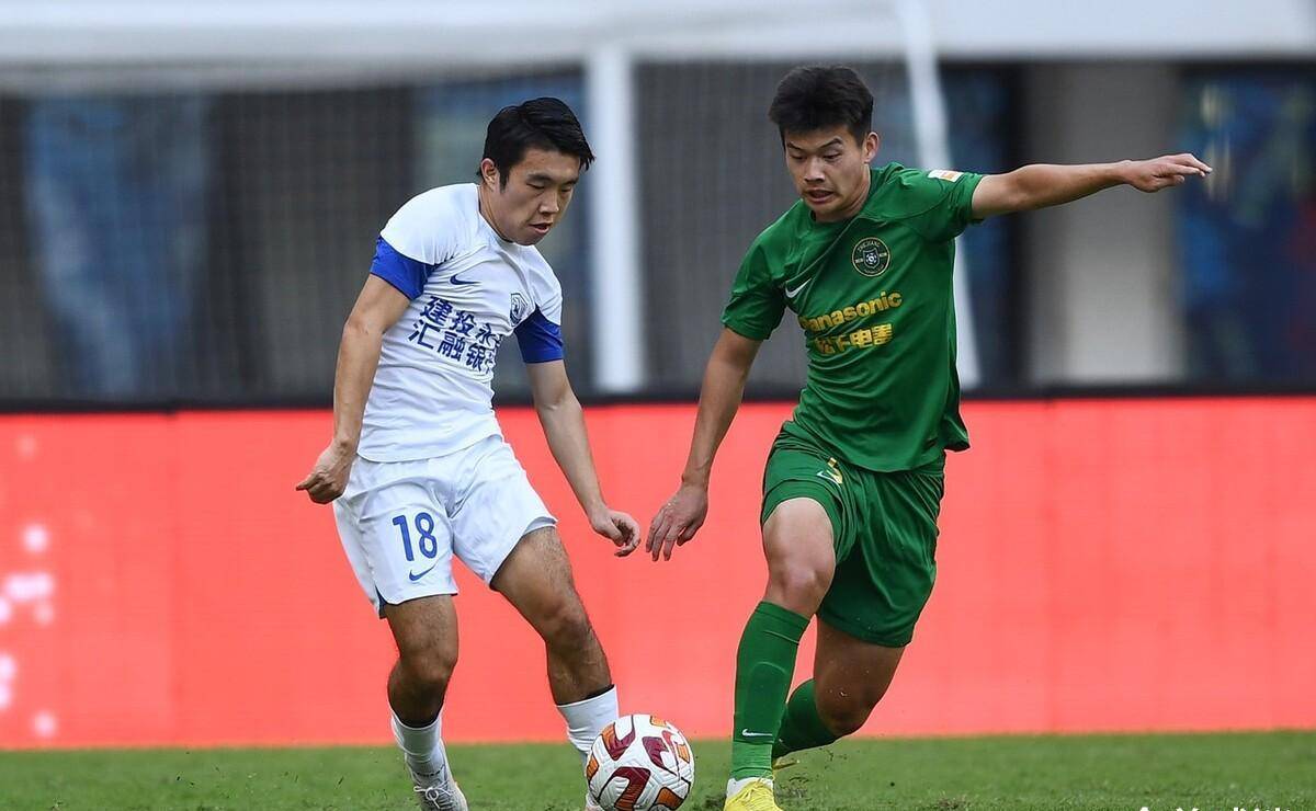 九游电竞-夏洛特黄蜂训练开放日，清晨回应争议引欢呼，亚冠在即，资深球员宣示担当(中超球员亚冠表现)